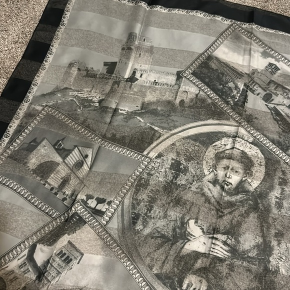 Assisi Italian landmarks of Italy on polyester scarf grey black and white nwot - Picture 5 of 15